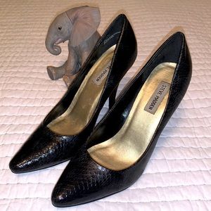 ✨2/$20✨ Classic matte texted pumps / heels | Steve Madden